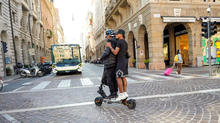 In monopattino senza casco