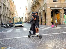 In monopattino senza casco