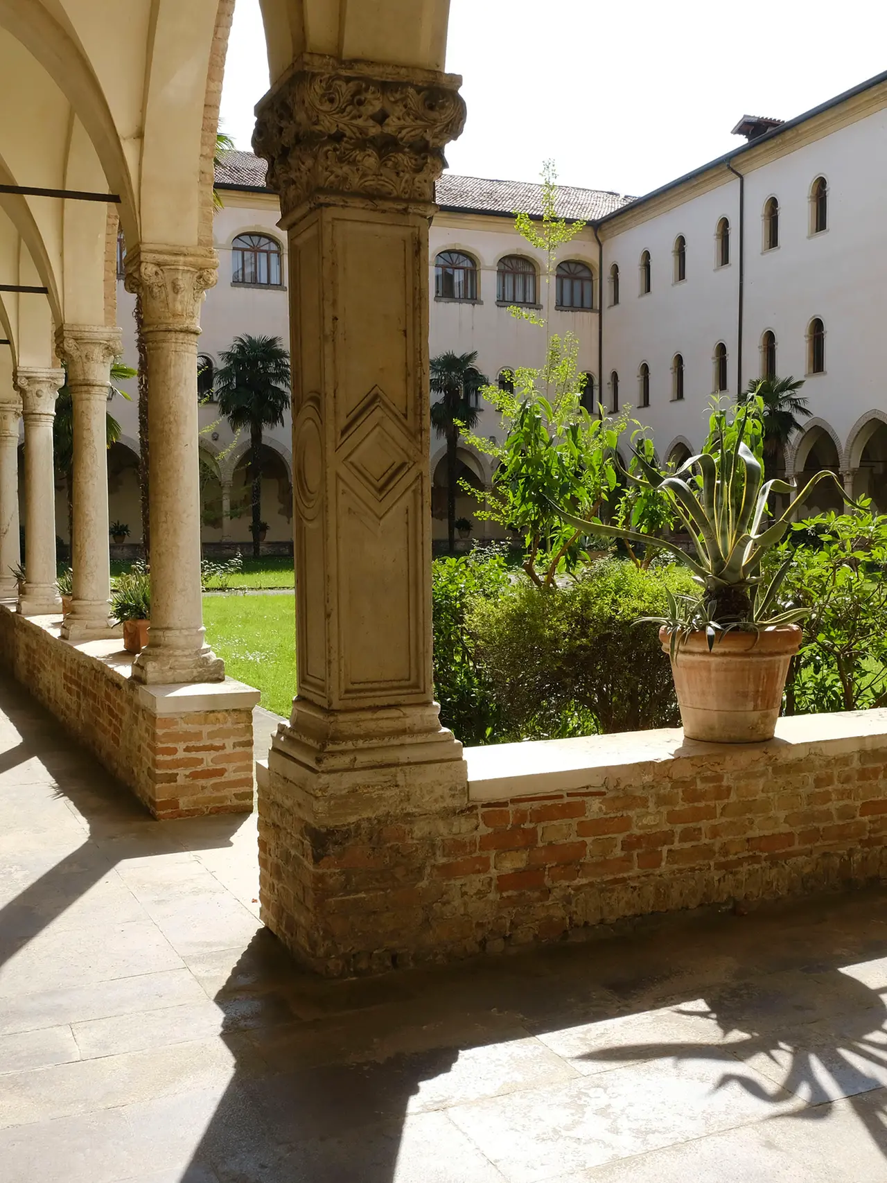 Il chiostro dell’abbazia di Santa Giustina a Padova, uno dei luoghi nascosti della città che sarà aperto grazie al festival “Anime Verdi