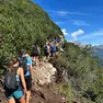 Escursionisti in fila sul sentiero per il lago di Sorapiss