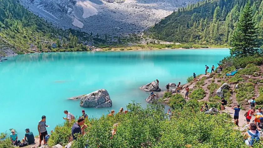 Il lago di Sorapis invaso dai turisti