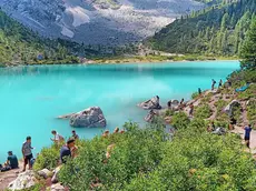 Il lago di Sorapis invaso dai turisti