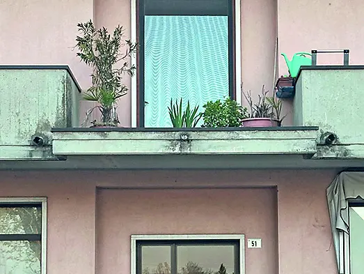 Il ballatoio da cui è caduta la donna in via Volparo a Polverara (foto piran)