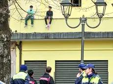 Due dei tre fratellini quando erano ancora a Monselice durante un intervento di carabinieri e polizia locale