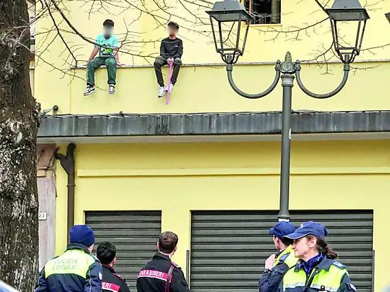 Due dei tre fratellini quando erano ancora a Monselice durante un intervento di carabinieri e polizia locale
