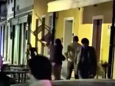 Il momento in cui viene lanciata una delle sedie del bar