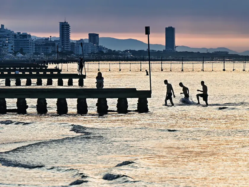 Bagno all'alba sulle spiagge di Jesolo Lido, Massimo Calmonte