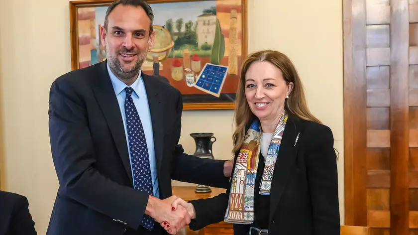 La stretta di mano tra il sindaco Conte e la rettrice Mapelli