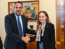 La stretta di mano tra il sindaco Conte e la rettrice Mapelli