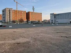 L’area dietro il padiglione 8 usata come parcheggio dove potrebbero sorgere i laboratori dell’università