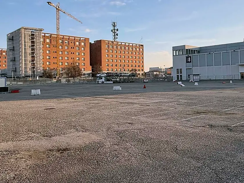 L’area dietro il padiglione 8 usata come parcheggio dove potrebbero sorgere i laboratori dell’università