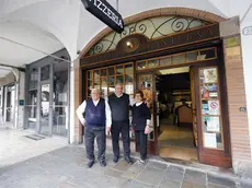 Antonio, Mario e Palma Ruggiero davanti alla pizzeria La Lanterna di Padova
