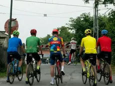Ciclisti fermi al passaggio a livello