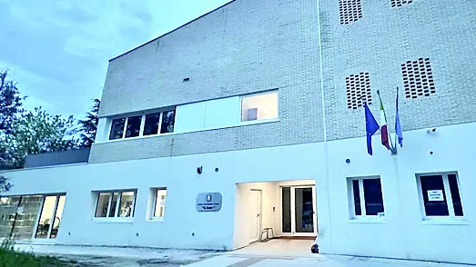 L’ingresso della scuola secondaria di primo grado Lozer, a Torre di Pordenone