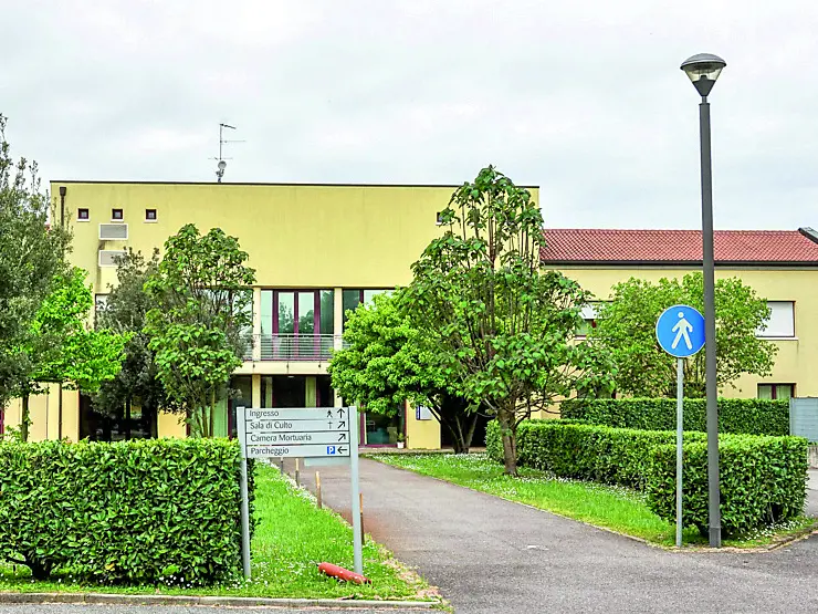 La Rsa Valgrande di Sant’Urbano e, a sinistra, il sindacalista della Cisl Franco Maisto