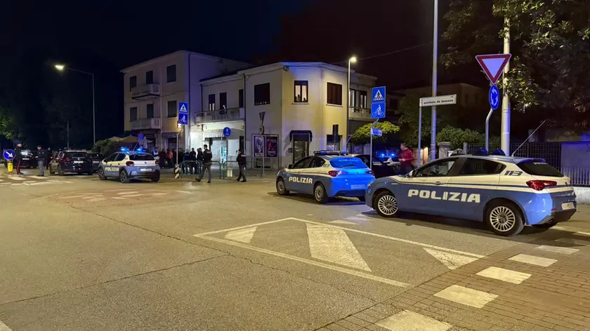 Forze dell'ordine in via Annibale Da Bassano (foto Bianchi)