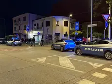 Forze dell'ordine in via Annibale Da Bassano (foto Bianchi)