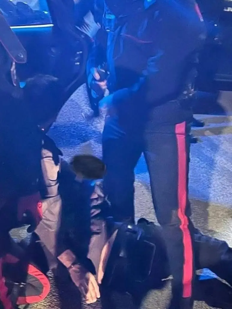 Un momento degli scontri in via Annibale da Bassano