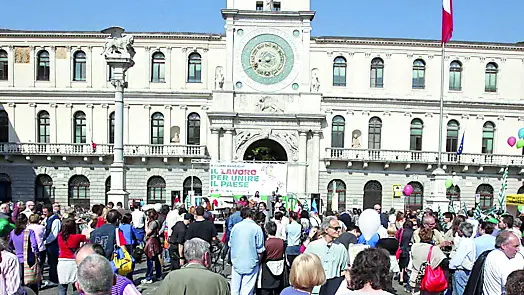 Una delle precedenti edizioni del primo maggio in piazza dei Signori