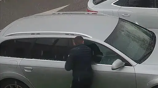 Il furto ripreso dalle telecamere