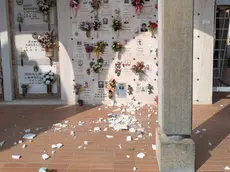 Le lastre cadute in cimitero