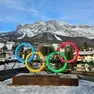 I cerchi olimpici installati in centro a Cortina
