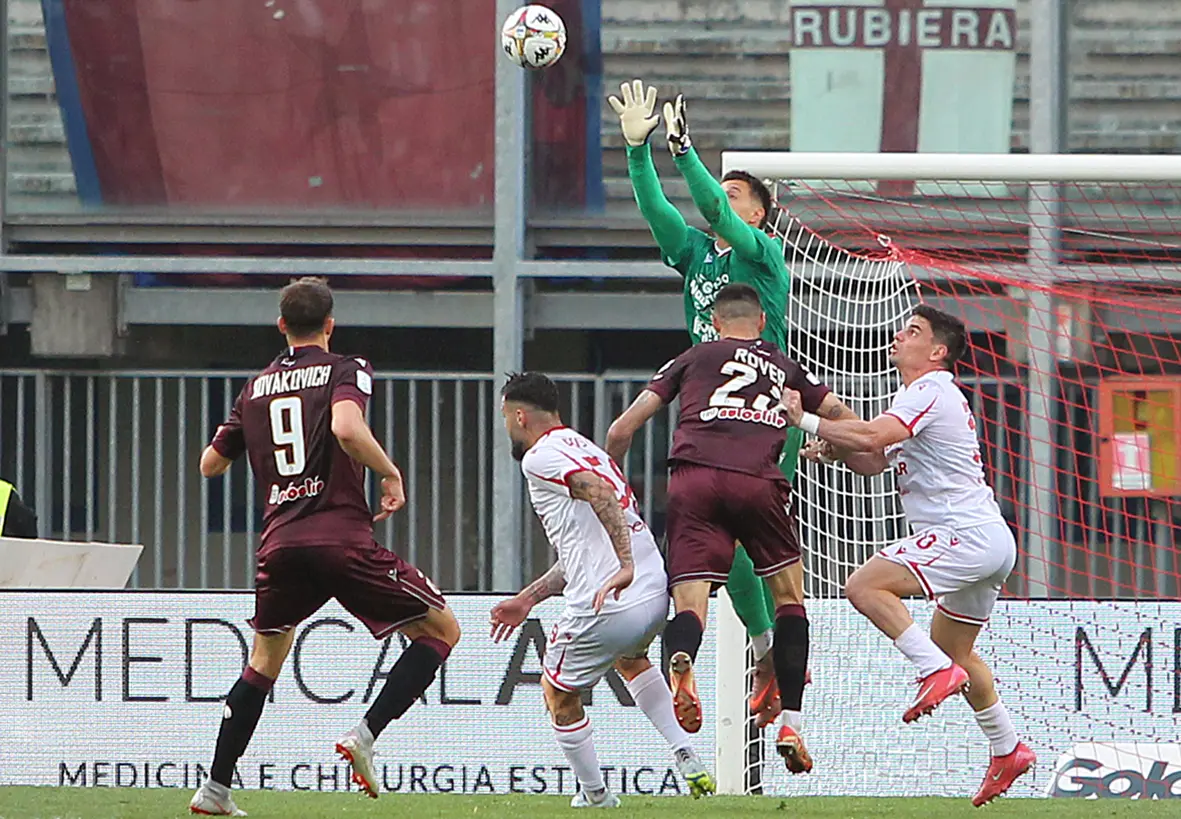 La Reggiana ha protestato molto nel finale di gara contro il Padova per il gol annullato a Novakovich a causa di un fallo precedente su Sorrentino. Il tecnico emiliano Bisoli in sala stampa ha tuonato: «Il gol era regolare non c’è nessun intervento falloso, il nostro giocatore non può smaterializzarsi». Ma le immagini gli danno torto. Come si evince anche da questi fotogrammi dell’Agenzia Piran, il portiere del Padova Sorrentino esce in presa alta abbrancando il pallone con entrambe le mani, prima che il centrocampista avversario Rover lo travolga, non riuscendo a frenare lo slancio della sua corsa. Si tratta senza dubbio di una chiara imprudenza, da punire con il fallo, come ha confermato oggi anche l’ex arbitro Giampaolo Calvarese dal suo blog: «Si tratta più di un disturbo da parte di Rover, con una lettura dell’episodio che tende verso il fallo a favore del portiere».