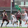 La Reggiana ha protestato molto nel finale di gara contro il Padova per il gol annullato a Novakovich a causa di un fallo precedente su Sorrentino. Il tecnico emiliano Bisoli in sala stampa ha tuonato: «Il gol era regolare non c’è nessun intervento falloso, il nostro giocatore non può smaterializzarsi». Ma le immagini gli danno torto. Come si evince anche da questi fotogrammi dell’Agenzia Piran, il portiere del Padova Sorrentino esce in presa alta abbrancando il pallone con entrambe le mani, prima che il centrocampista avversario Rover lo travolga, non riuscendo a frenare lo slancio della sua corsa. Si tratta senza dubbio di una chiara imprudenza, da punire con il fallo, come ha confermato oggi anche l’ex arbitro Giampaolo Calvarese dal suo blog: «Si tratta più di un disturbo da parte di Rover, con una lettura dell’episodio che tende verso il fallo a favore del portiere».