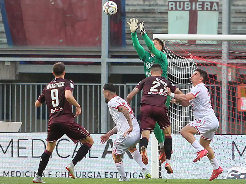 La Reggiana ha protestato molto nel finale di gara contro il Padova per il gol annullato a Novakovich a causa di un fallo precedente su Sorrentino. Il tecnico emiliano Bisoli in sala stampa ha tuonato: «Il gol era regolare non c’è nessun intervento falloso, il nostro giocatore non può smaterializzarsi». Ma le immagini gli danno torto. Come si evince anche da questi fotogrammi dell’Agenzia Piran, il portiere del Padova Sorrentino esce in presa alta abbrancando il pallone con entrambe le mani, prima che il centrocampista avversario Rover lo travolga, non riuscendo a frenare lo slancio della sua corsa. Si tratta senza dubbio di una chiara imprudenza, da punire con il fallo, come ha confermato oggi anche l’ex arbitro Giampaolo Calvarese dal suo blog: «Si tratta più di un disturbo da parte di Rover, con una lettura dell’episodio che tende verso il fallo a favore del portiere».
