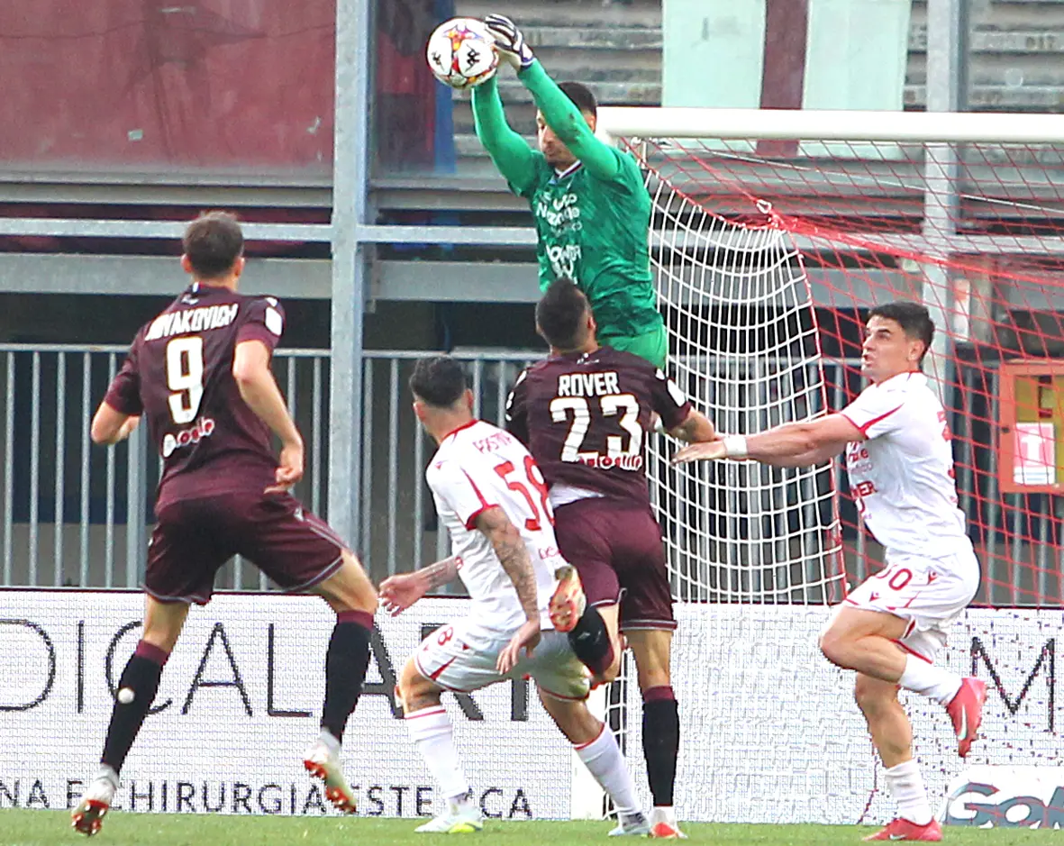La Reggiana ha protestato molto nel finale di gara contro il Padova per il gol annullato a Novakovich a causa di un fallo precedente su Sorrentino. Il tecnico emiliano Bisoli in sala stampa ha tuonato: «Il gol era regolare non c’è nessun intervento falloso, il nostro giocatore non può smaterializzarsi». Ma le immagini gli danno torto. Come si evince anche da questi fotogrammi dell’Agenzia Piran, il portiere del Padova Sorrentino esce in presa alta abbrancando il pallone con entrambe le mani, prima che il centrocampista avversario Rover lo travolga, non riuscendo a frenare lo slancio della sua corsa. Si tratta senza dubbio di una chiara imprudenza, da punire con il fallo, come ha confermato oggi anche l’ex arbitro Giampaolo Calvarese dal suo blog: «Si tratta più di un disturbo da parte di Rover, con una lettura dell’episodio che tende verso il fallo a favore del portiere».