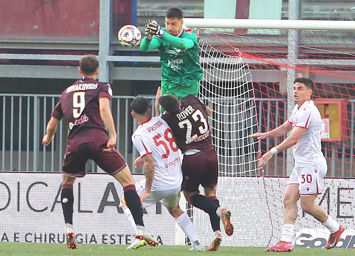La Reggiana ha protestato molto nel finale di gara contro il Padova per il gol annullato a Novakovich a causa di un fallo precedente su Sorrentino. Il tecnico emiliano Bisoli in sala stampa ha tuonato: «Il gol era regolare non c’è nessun intervento falloso, il nostro giocatore non può smaterializzarsi». Ma le immagini gli danno torto. Come si evince anche da questi fotogrammi dell’Agenzia Piran, il portiere del Padova Sorrentino esce in presa alta abbrancando il pallone con entrambe le mani, prima che il centrocampista avversario Rover lo travolga, non riuscendo a frenare lo slancio della sua corsa. Si tratta senza dubbio di una chiara imprudenza, da punire con il fallo, come ha confermato oggi anche l’ex arbitro Giampaolo Calvarese dal suo blog: «Si tratta più di un disturbo da parte di Rover, con una lettura dell’episodio che tende verso il fallo a favore del portiere».