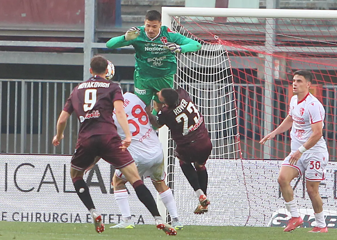 La Reggiana ha protestato molto nel finale di gara contro il Padova per il gol annullato a Novakovich a causa di un fallo precedente su Sorrentino. Il tecnico emiliano Bisoli in sala stampa ha tuonato: «Il gol era regolare non c’è nessun intervento falloso, il nostro giocatore non può smaterializzarsi». Ma le immagini gli danno torto. Come si evince anche da questi fotogrammi dell’Agenzia Piran, il portiere del Padova Sorrentino esce in presa alta abbrancando il pallone con entrambe le mani, prima che il centrocampista avversario Rover lo travolga, non riuscendo a frenare lo slancio della sua corsa. Si tratta senza dubbio di una chiara imprudenza, da punire con il fallo, come ha confermato oggi anche l’ex arbitro Giampaolo Calvarese dal suo blog: «Si tratta più di un disturbo da parte di Rover, con una lettura dell’episodio che tende verso il fallo a favore del portiere».