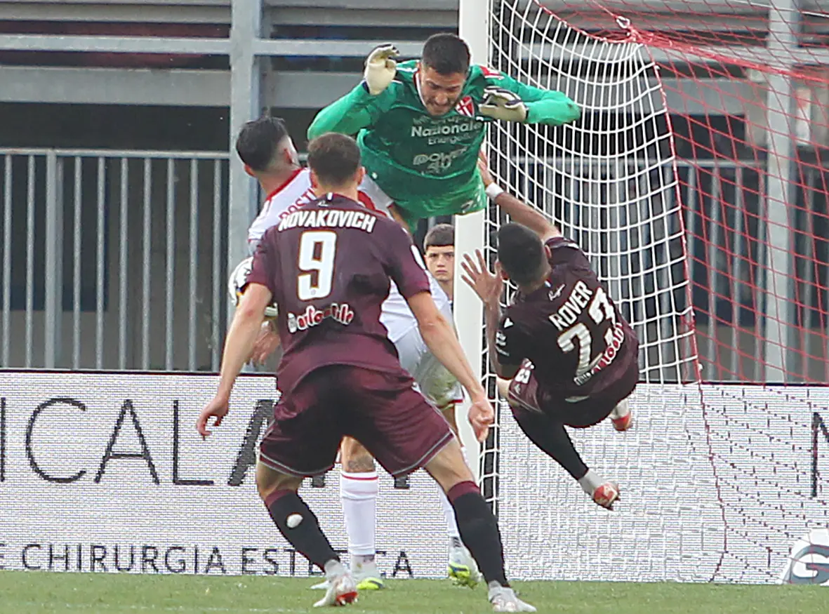 La Reggiana ha protestato molto nel finale di gara contro il Padova per il gol annullato a Novakovich a causa di un fallo precedente su Sorrentino. Il tecnico emiliano Bisoli in sala stampa ha tuonato: «Il gol era regolare non c’è nessun intervento falloso, il nostro giocatore non può smaterializzarsi». Ma le immagini gli danno torto. Come si evince anche da questi fotogrammi dell’Agenzia Piran, il portiere del Padova Sorrentino esce in presa alta abbrancando il pallone con entrambe le mani, prima che il centrocampista avversario Rover lo travolga, non riuscendo a frenare lo slancio della sua corsa. Si tratta senza dubbio di una chiara imprudenza, da punire con il fallo, come ha confermato oggi anche l’ex arbitro Giampaolo Calvarese dal suo blog: «Si tratta più di un disturbo da parte di Rover, con una lettura dell’episodio che tende verso il fallo a favore del portiere».