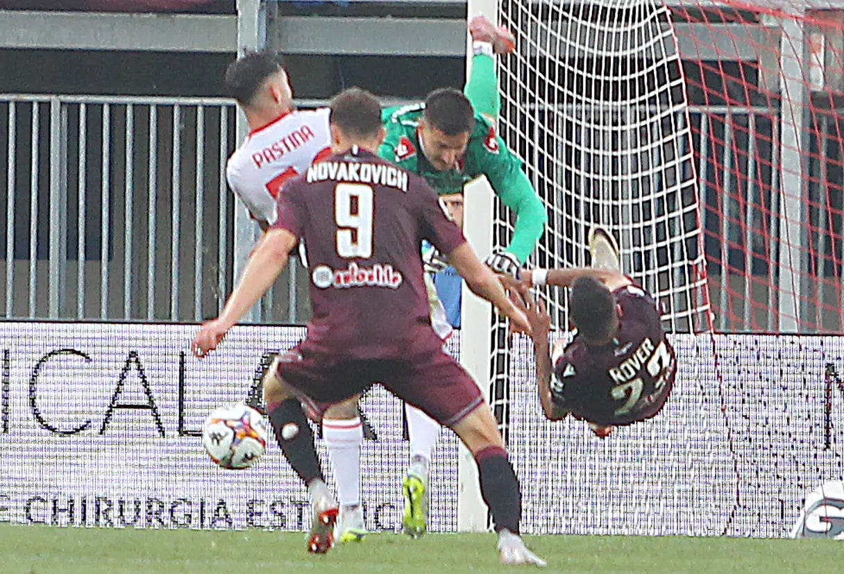 La Reggiana ha protestato molto nel finale di gara contro il Padova per il gol annullato a Novakovich a causa di un fallo precedente su Sorrentino. Il tecnico emiliano Bisoli in sala stampa ha tuonato: «Il gol era regolare non c’è nessun intervento falloso, il nostro giocatore non può smaterializzarsi». Ma le immagini gli danno torto. Come si evince anche da questi fotogrammi dell’Agenzia Piran, il portiere del Padova Sorrentino esce in presa alta abbrancando il pallone con entrambe le mani, prima che il centrocampista avversario Rover lo travolga, non riuscendo a frenare lo slancio della sua corsa. Si tratta senza dubbio di una chiara imprudenza, da punire con il fallo, come ha confermato oggi anche l’ex arbitro Giampaolo Calvarese dal suo blog: «Si tratta più di un disturbo da parte di Rover, con una lettura dell’episodio che tende verso il fallo a favore del portiere».