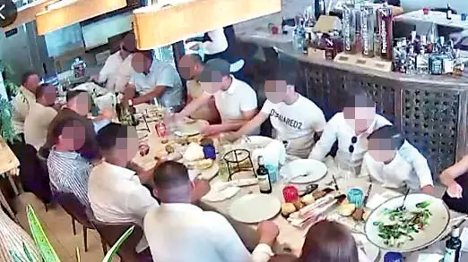 Comitiva di 15 persone mangia a sbafo al ristorante: identificati