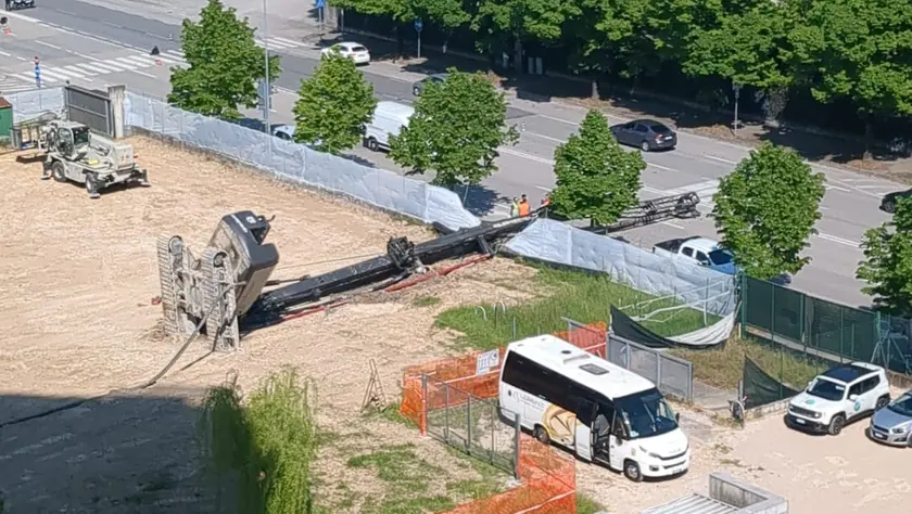 L'immagine dall’alto della perforatrice che si è ribaltata finendo sul marciapiede e sulla carreggiata stradale di viale della Ricerca scientifica