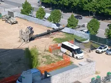 L'immagine dall’alto della perforatrice che si è ribaltata finendo sul marciapiede e sulla carreggiata stradale di viale della Ricerca scientifica