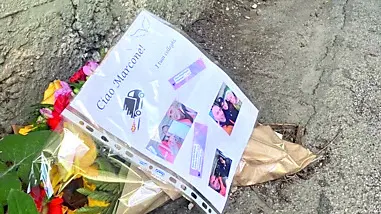 I fiori sul luogo dell'omicidio