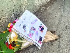 I fiori sul luogo dell'omicidio