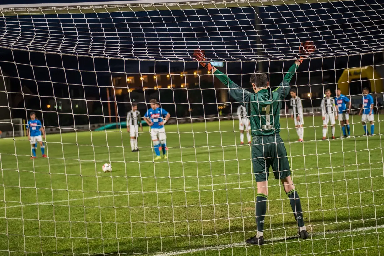 Motta mentre fronteggia un rigore in Juve-Napoli al torneo di Abano