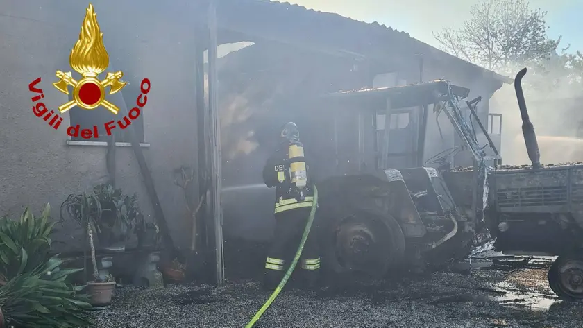 Barchessa in fiamme a Villa del Conte: quattro in ospedale