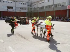 Una dimostrazione davanti alle scuole