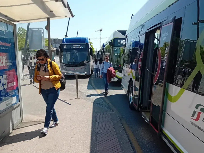 Autobus bloccati in zona stazione a Padova per un guasto alla pedana per disabili