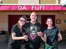 Genny Carmignato (a sinistra) e la sorella Emmy con Diego Dal Santo, titolare che cede il testimone del locale alle due sorelle