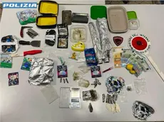 La droga e il materiale sequestrati