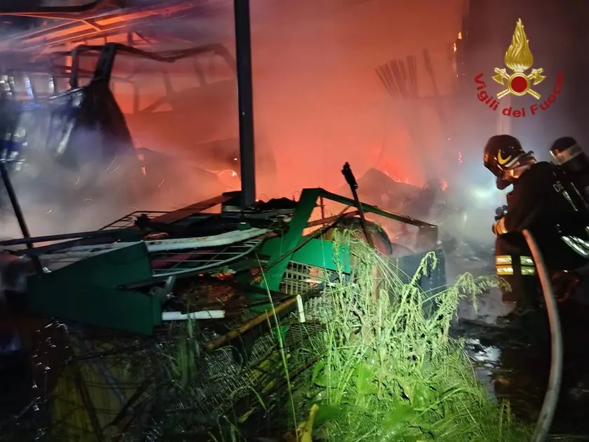 I pompieri al lavoro per domare il rogo scoppiato nell'ex vivaio di Abano Terme