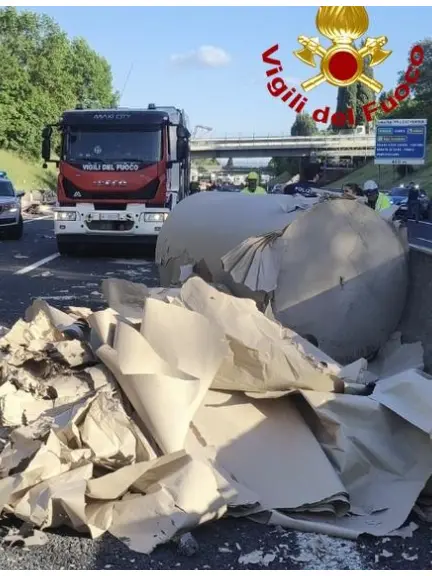 L'incidente nel tratto toscano dell'A1. Nel riquadro la vittima Pietro Bellato