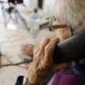 Un'anziana al telefono
