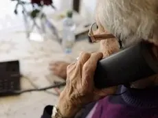 Un'anziana al telefono