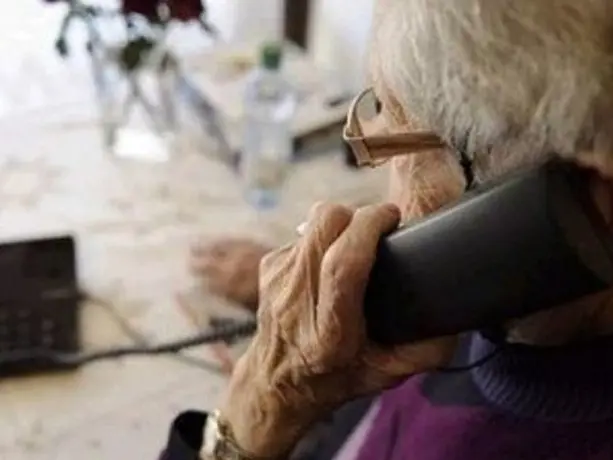 Un'anziana al telefono